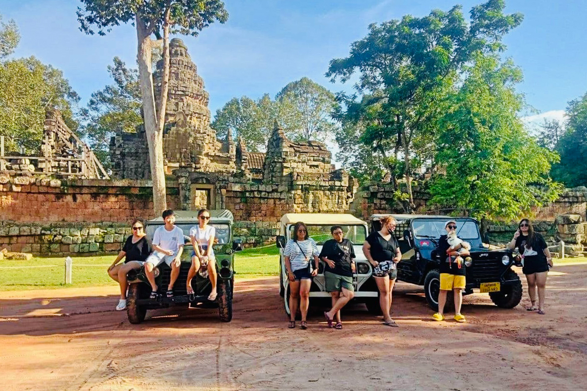 jeep-with-tourists-angkor-wat