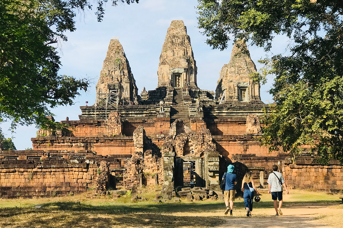 tourists-wondering-at-temples