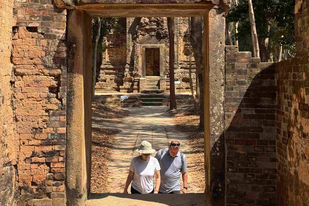 two-couples-in-temple